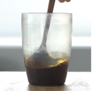 Cho nước sôi vào ly - Cách làm cafe bọt