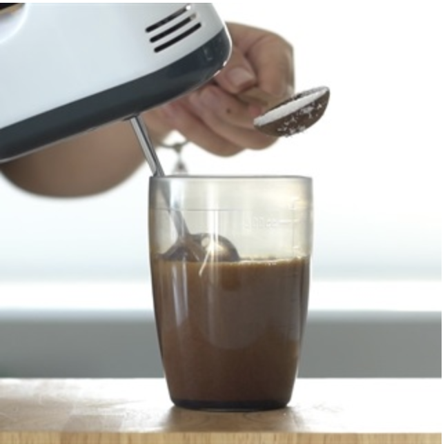 Đánh cho cafe thành bọt mịn và bông lên đều - Cách làm cafe bọt