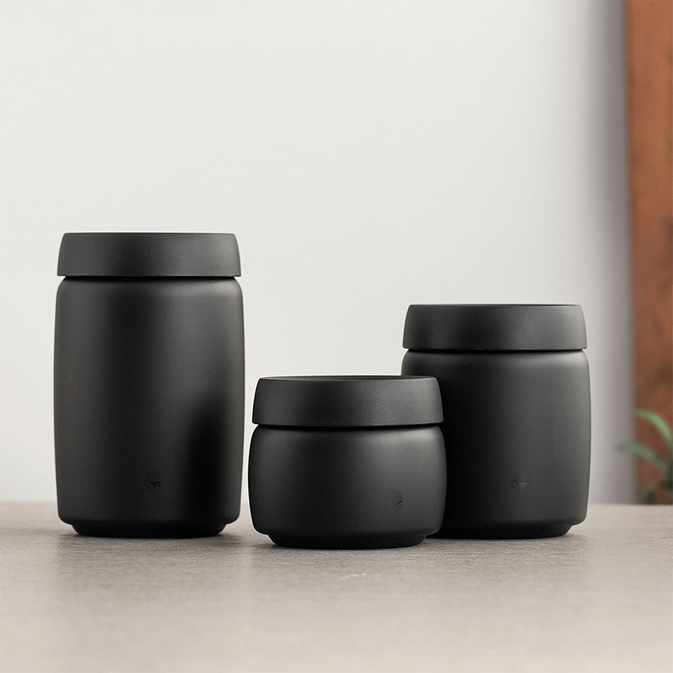 Cách bảo quản hạt cà phê đã rang bằng việc đựng hạt cà phê trong hộp kín khí