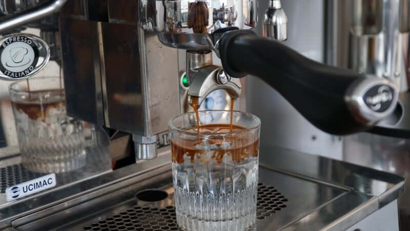 Kỹ thuật pha ly Americano hoàn hảo