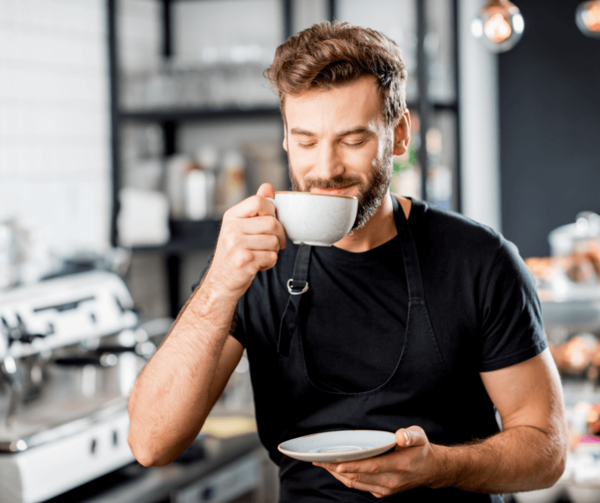 Một phương pháp tối ưu để tận hưởng đầy đủ hậu vị của cà phê là hít thở thật sâu và nuốt chậm hơn khi thưởng thức.