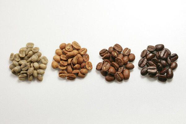 Rang tối (dark roast) có bề mặt hạt bóng hơn các mức độ rang khác