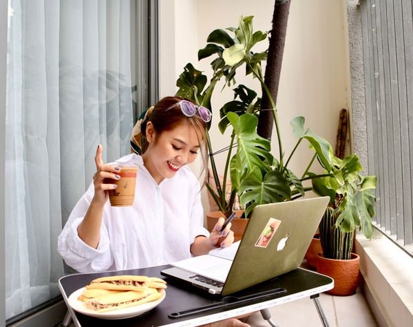 Thưởng thức cà phê ở ban công