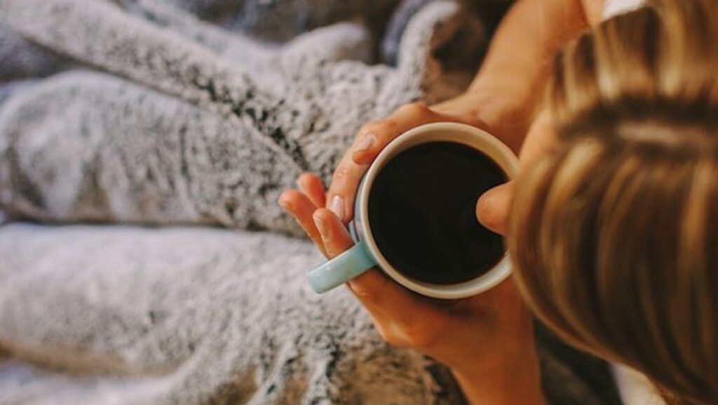 Tránh thưởng thức cà phê vào khung giờ quá muộn