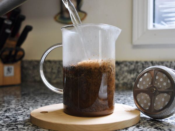 Tuy 1/3 tổng khối lượng cà phê có thể tan trong nước sau khi rang, ta nên giữ tỉ lệ tối ưu là 55-60% chất hòa tan có trong cà phê rang