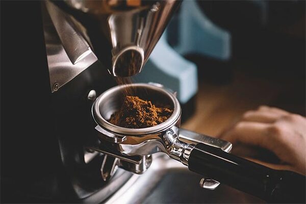 Thiết bị pha cách sử dụng máy xay cà phê
