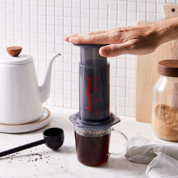 AeroPress Coffee Maker - một trong các loại máy pha cà phê